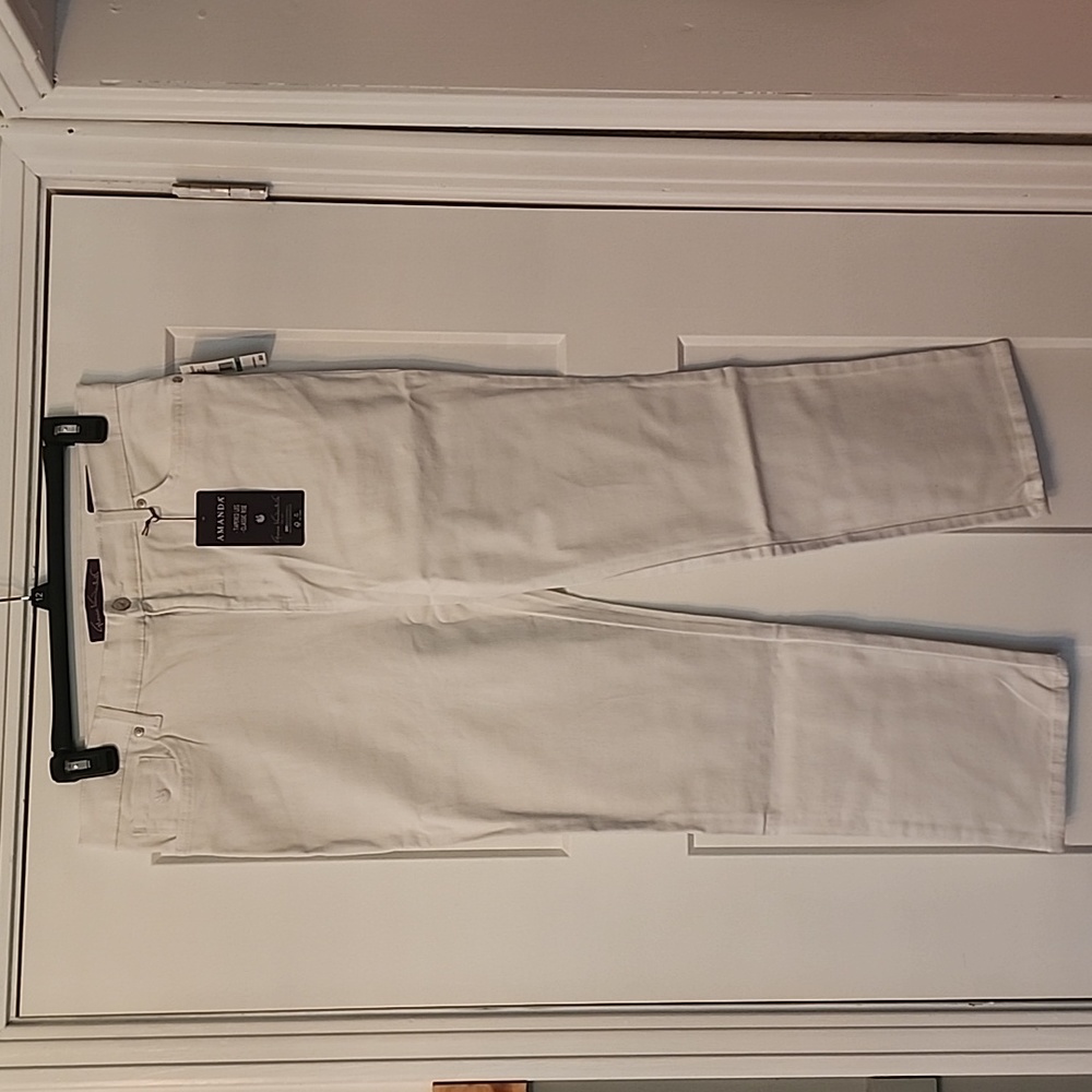 NWT. Gloria Vanderbilt. White "Amanda" jeans. 16(P) -Short